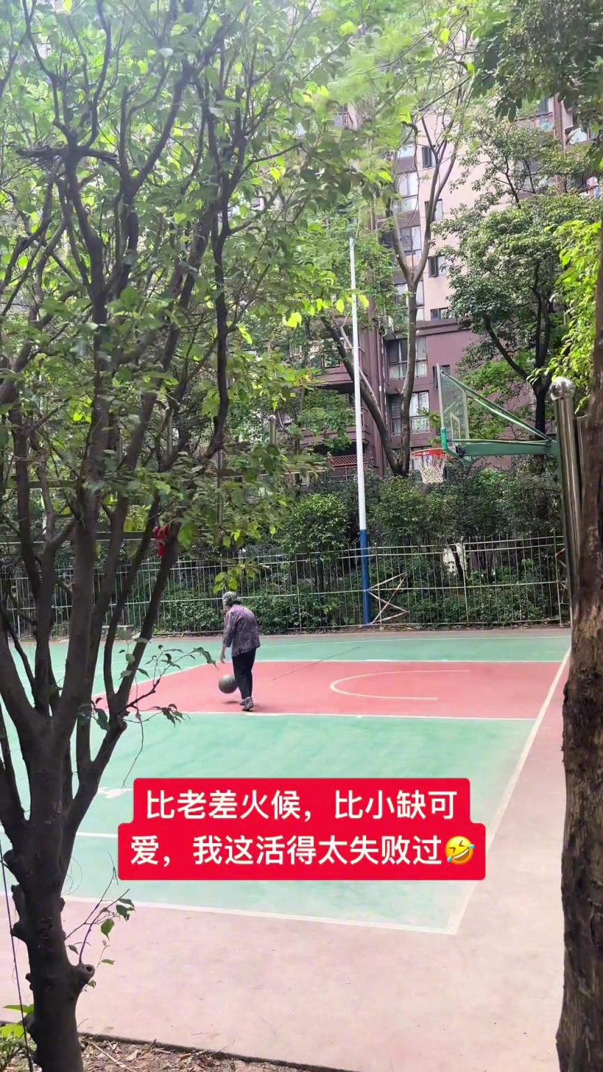 這阿婆單手一投一個準(zhǔn)，姜還是老的辣