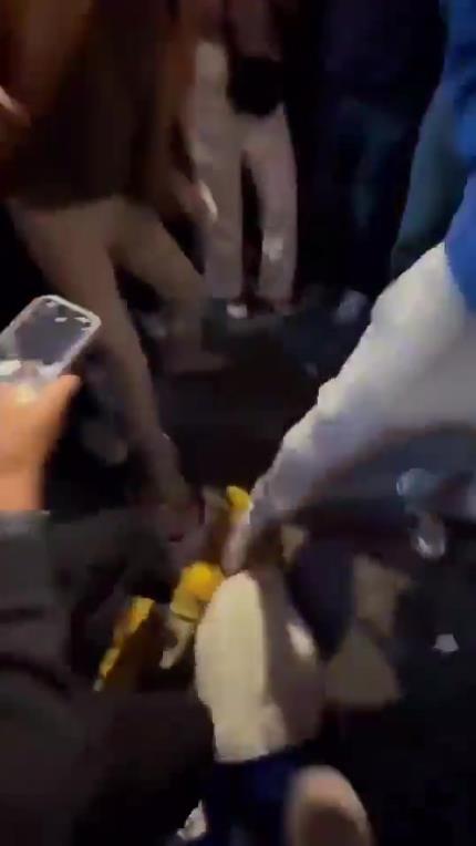 驚！尼克斯大勝步行者后，哈利伯頓遭主場球迷群毆