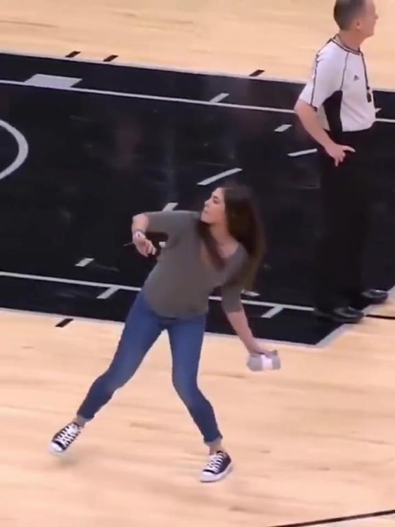 不愧是美國女籃主力，普拉姆的力量太嚇人了