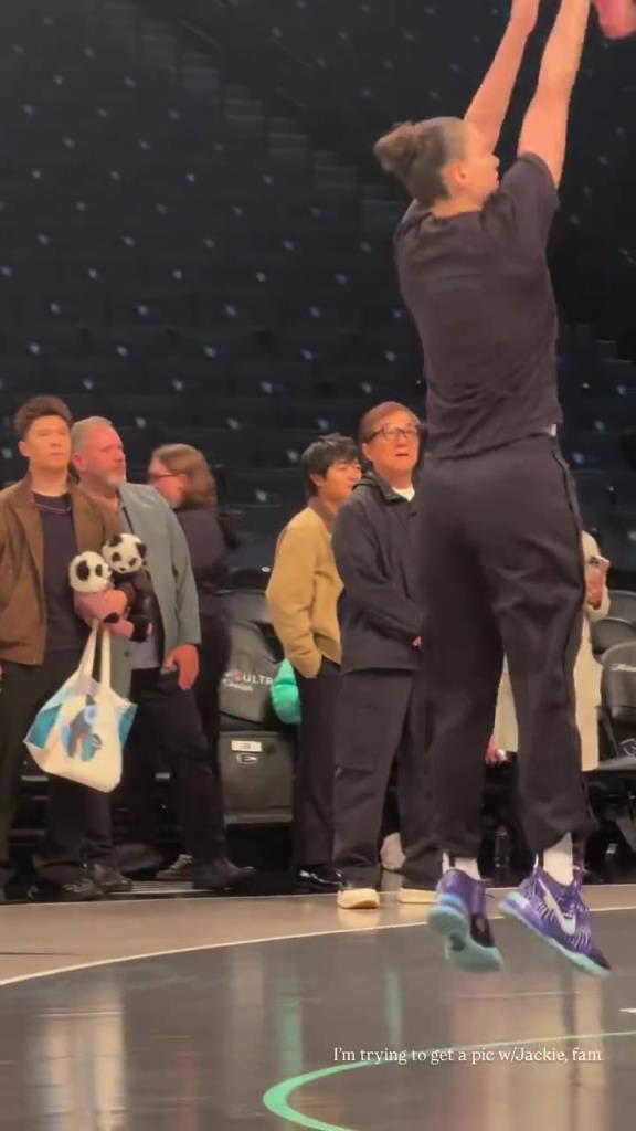 71歲成龍現(xiàn)身巴克萊中心看女籃比賽：她們投籃怎么那么準(zhǔn)?。?！