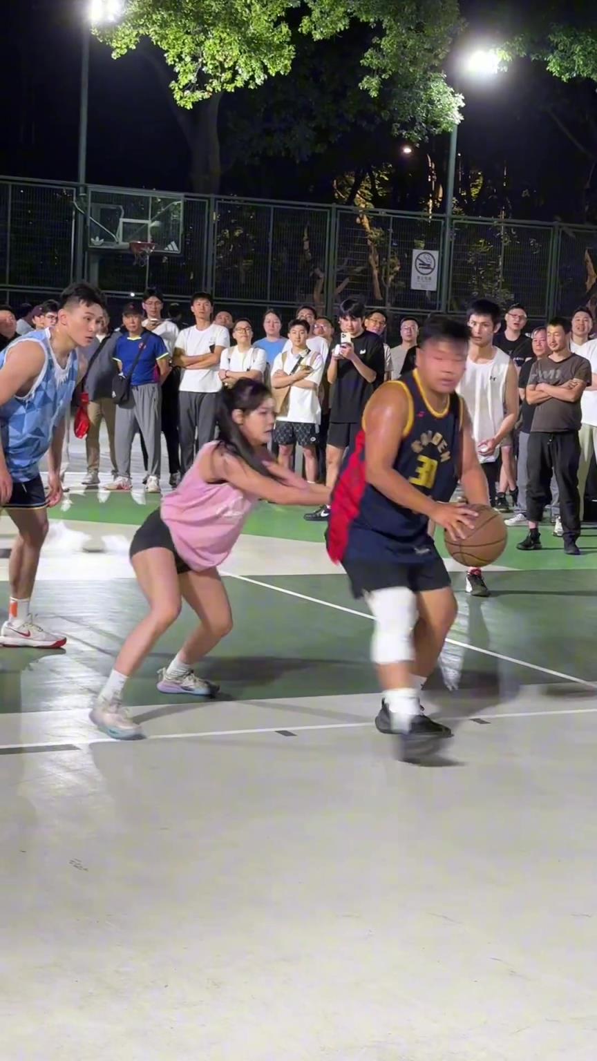 這哥們看見(jiàn)防自己的是女生，一個(gè)勁背打，球也不傳了